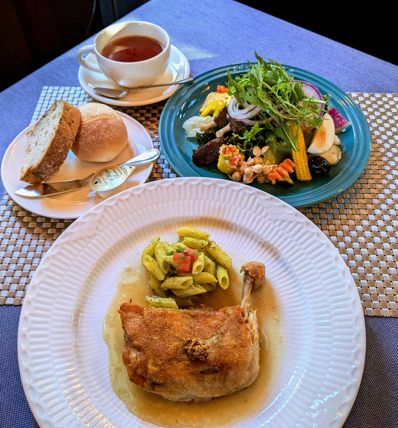 骨付きモモ肉のコンフィ