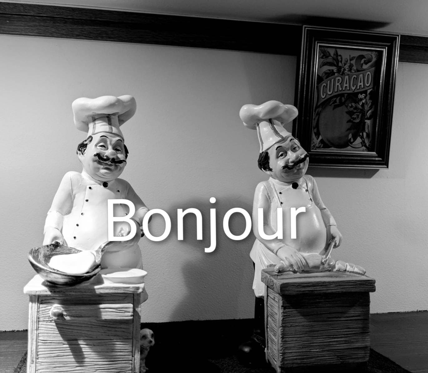 Bonjour の文字とシェフ人形のモノクロ写真