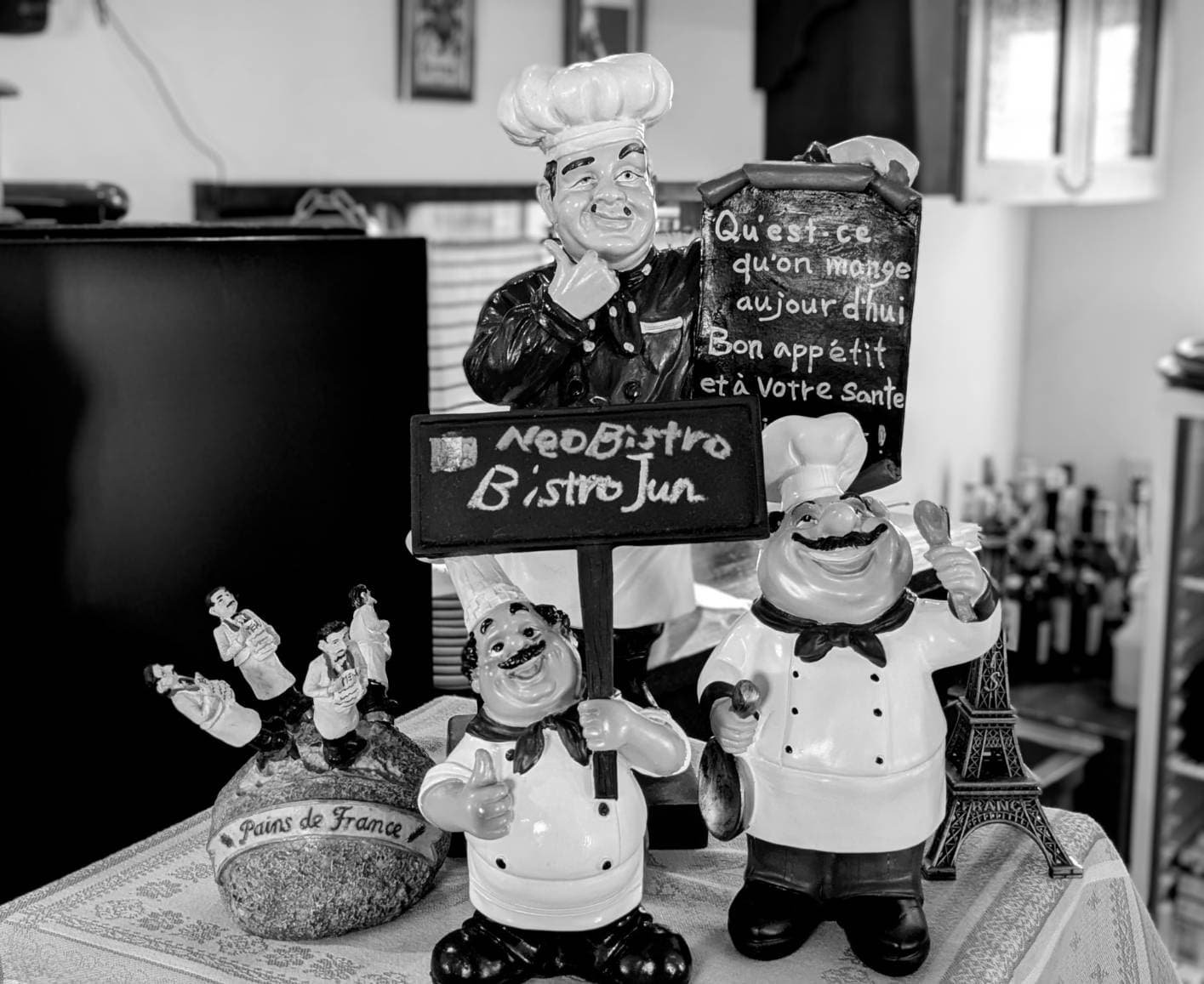 Neo Bistro ビストロじゅんのシェフ人形と看板のディスプレイ