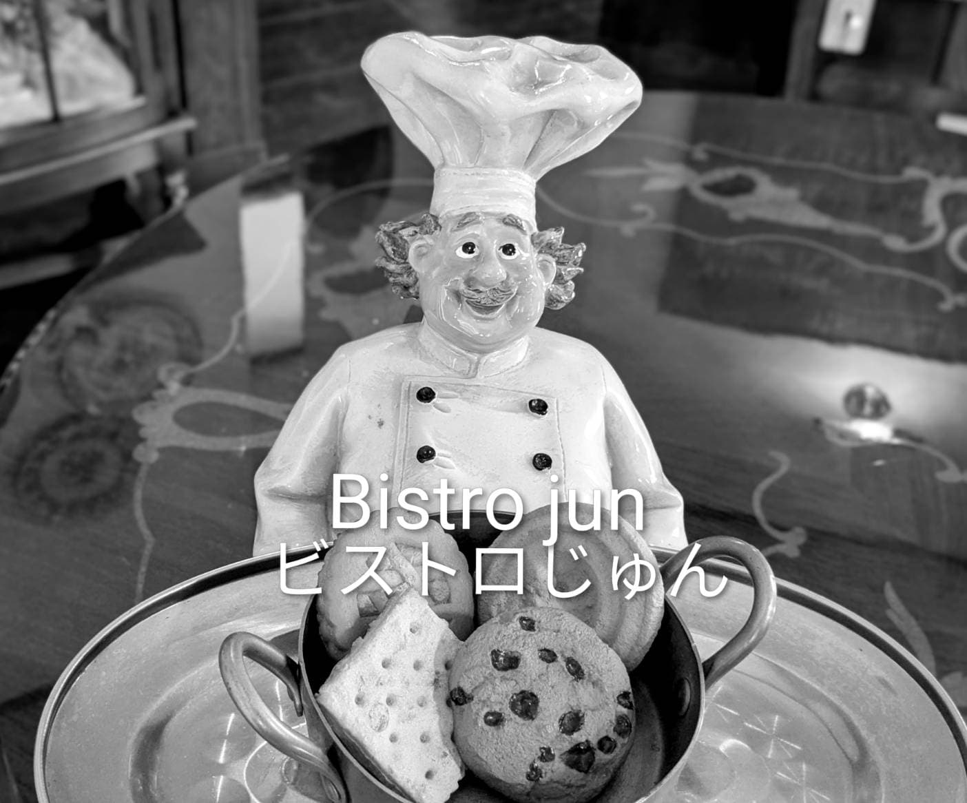 Bistro jun ビストロじゅんのロゴ入りシェフ人形